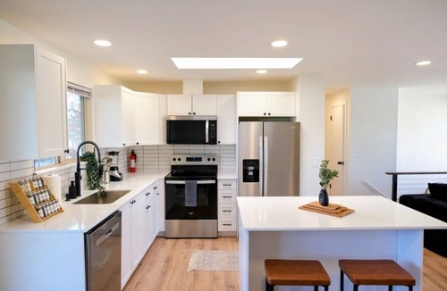 Burien House | Modern Home - Close to Downtown and SEATAC - Sleeps 8