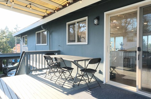 Burien House | Modern Home - Close to Downtown and SEATAC - Sleeps 8