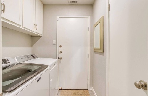 Fort Worth House | Modern Home close to Dickies!