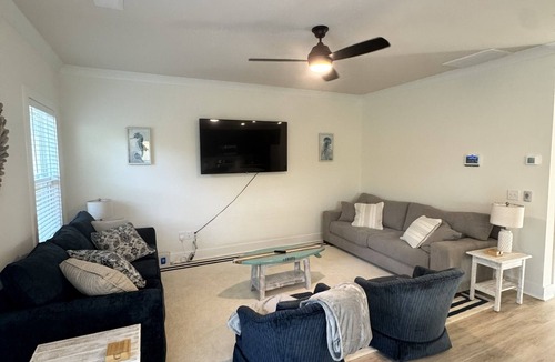 Wilmington House | Modern Home · Downtown Wilmington · Pet Friendly · Sleeps 10 · Fully Fenced Yard