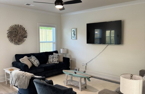 Wilmington House | Modern Home · Downtown Wilmington · Pet Friendly · Sleeps 10 · Fully Fenced Yard