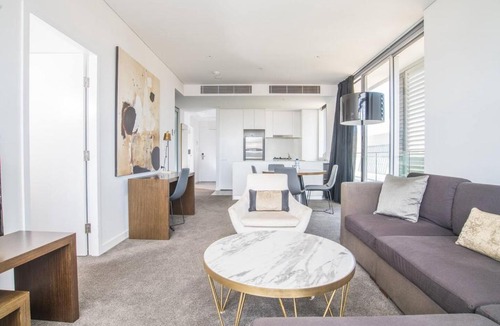 Chatswood CBD Apartment | Modern home for 4