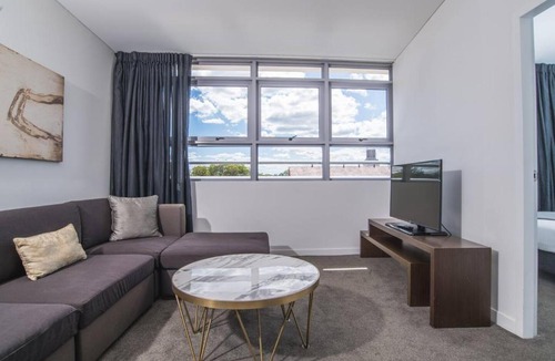 Chatswood CBD Apartment | Modern home for 4