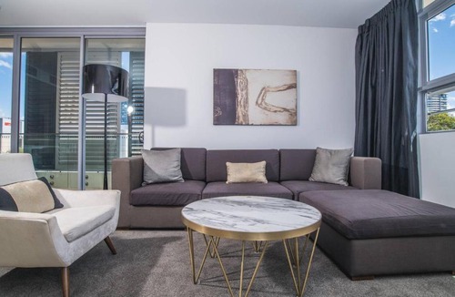 Chatswood CBD Apartment | Modern home for 4