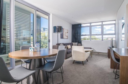 Chatswood CBD Apartment | Modern home for 4