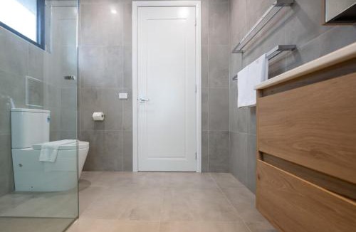 Preston House | Modern Home - gr8 4 groups by Custom Bnb Hosting