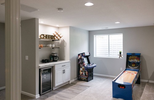 Berwick House | Modern Home ~ Hot Tub ~ Huge Game Room ~ 2mi to Adventureland