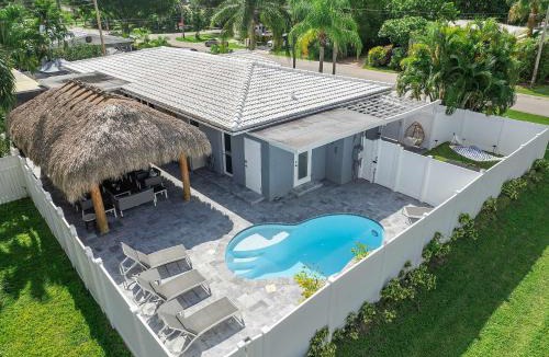 Oakland Park House | Modern Home in FTL Hot Tub & Dogs Welcome