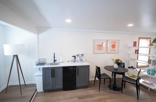 Bryant Pattengill East Apartment | Modern home in the oaks