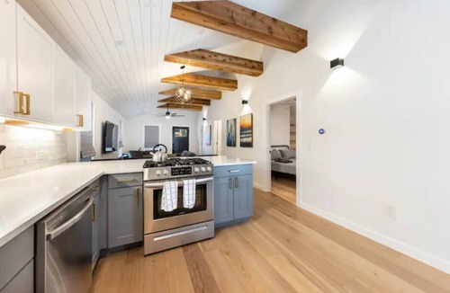 Holly House | Modern Home, Laundry, Parking!Ideal for Long Stays