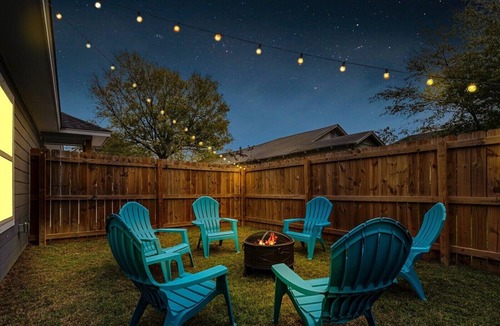 Waco House | Modern Home near 2 miles from Baylor & Magnolia| Private Backyard