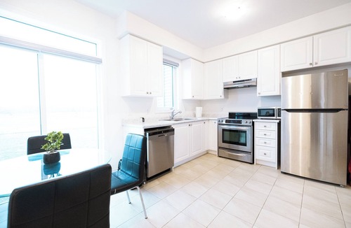 Wasaga Beach House | Modern home near Wasaga Beach