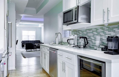 Hill East House | MODERN HOME NEAR CAPITOL HILL - Walk to METRO subway