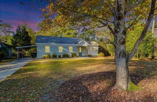 Columbia House | Modern Home Near Forest Drive
