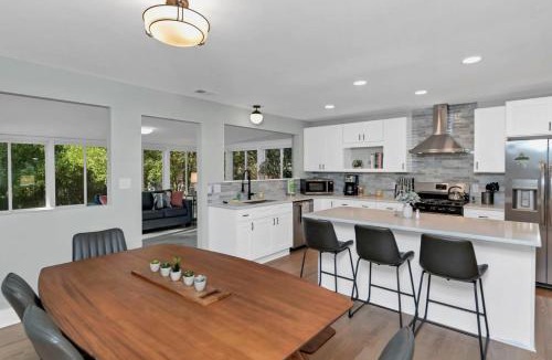 Columbia House | Modern Home Near Forest Drive