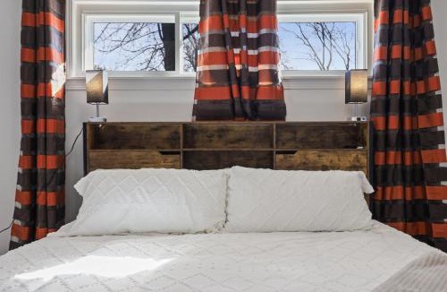 Des Plaines House | Modern Home Near Rosemont Allstate Arena O'Hare home
