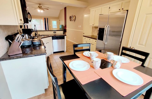 Spring House | Modern home near Woodlands · King · Pool · Pets OK!