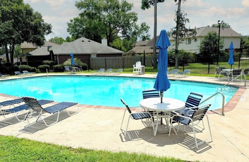 Spring House | Modern home near Woodlands · King · Pool · Pets OK!