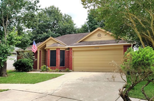 Spring House | Modern home near Woodlands · King · Pool · Pets OK!