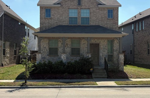 Rowlett House | Modern home & neighborhood that is family-oriented. Pool and park provided!