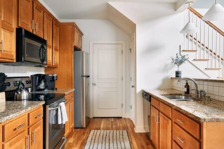 Hillsboro West End House | Modern Home next to Vanderbilt Campus with Parking, Screened Porch & Workspace, Walk to Hillsboro Village, Fido & Pancake Pantry, Minutes to Music Row, 12 South & Broadway, Perfect for Families, Friends & University Visits