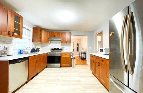 Cove - East Side - Shippan House | Modern Home off I-95 Perfect for Families & Business Stay with Ample Parking