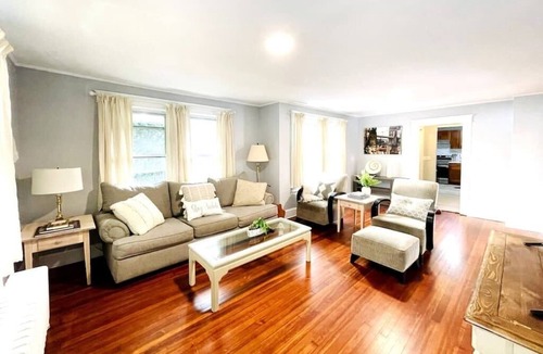 Cove - East Side - Shippan House | Modern Home off I-95 Perfect for Families & Business Stay with Ample Parking