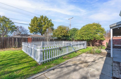 Southwestern Sacramento House | Modern Home Pet Playground