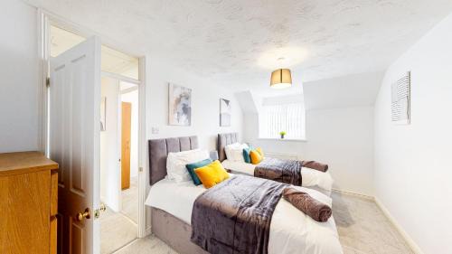 Cockernhoe Apartment | Modern Home, Sleeps 8, Parking