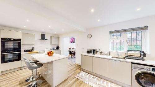 Cockernhoe Apartment | Modern Home, Sleeps 8, Parking