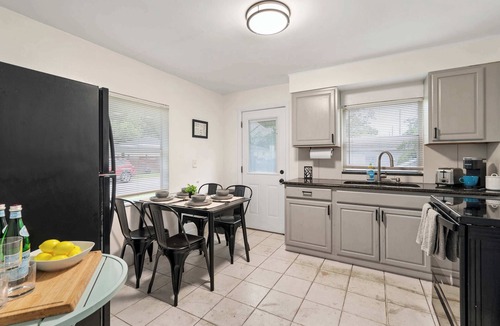 College Park House | Modern home w/full kitchen & outdoor dining