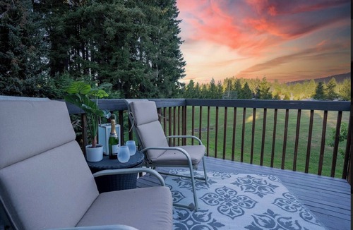 Sherwood - Tualatin South House | Modern home w/Hot Tub! In small town Sherwood with AC, WiFi, & near wine country