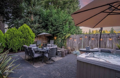 Sherwood - Tualatin South House | Modern home w/Hot Tub! In small town Sherwood with AC, WiFi, & near wine country
