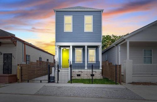 Tulane - Gravier House | Modern home w Superdome views & balcony