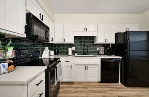 Waldron House | Modern Home with 3 King Beds Near KCI