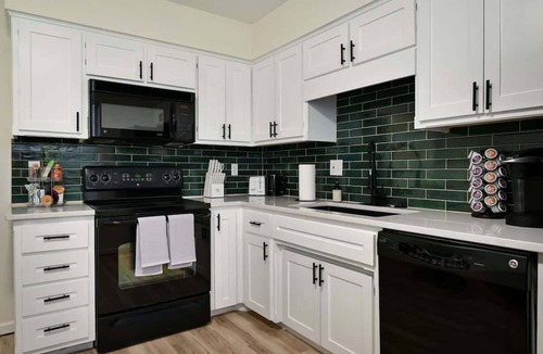 Waldron House | Modern Home with 3 King Beds Near KCI