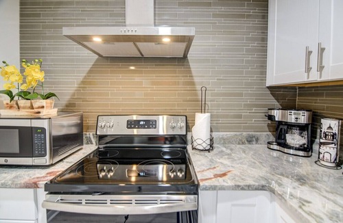 Hattiesburg House | Modern home with 5 bedrooms 2.5 bathroom and 2 full kitchens.