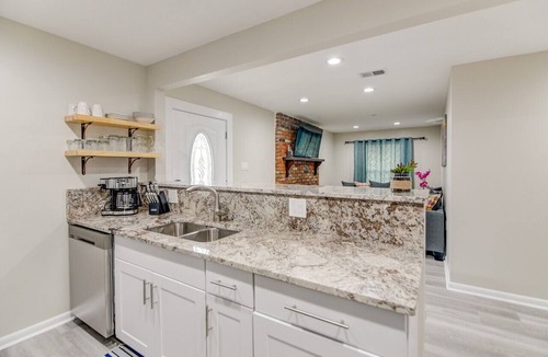 Hattiesburg House | Modern home with 5 bedrooms 2.5 bathroom and 2 full kitchens.