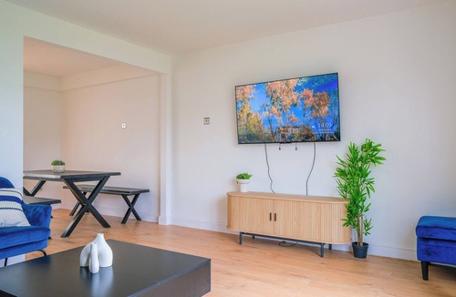 Watford House | Modern Home with Games Room and Workspaces