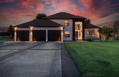 Stratford House | Modern home with hot tub/pool/wifi/office +