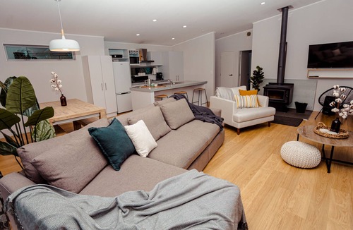 Ohakune House | Modern home with mountain views, spa pool & space galore!