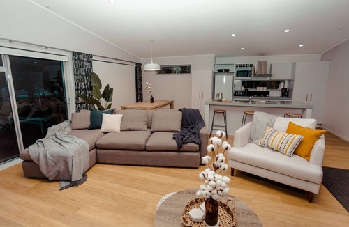 Ohakune House | Modern home with mountain views, spa pool & space galore!