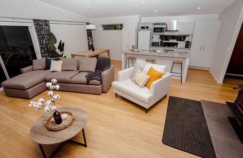 Ohakune House | Modern home with mountain views, spa pool & space galore!