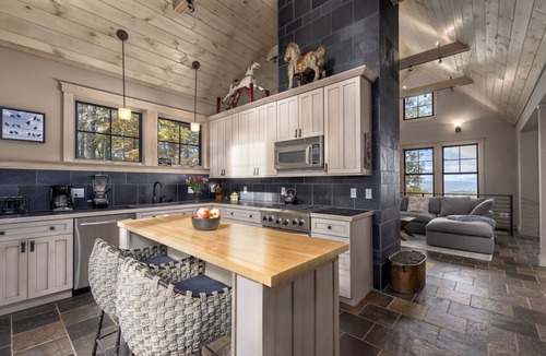 Lynn House | Modern Home with Mountain Views, Hot tub, Pool Table, and Gourmet Kitchen.