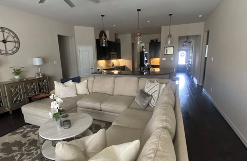 League City House | Modern home with pool