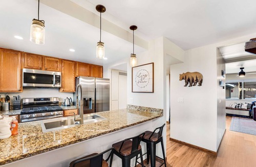 Lake Forest Condo | Modern home with shared hot tub, pool, sauna, tennis & fireplace & W&D