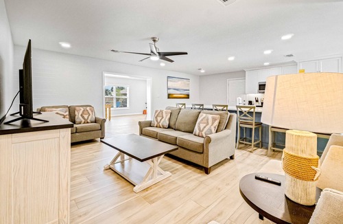 Ono Island House | Modern home with WiFi, deck, washer & dryer and central AC