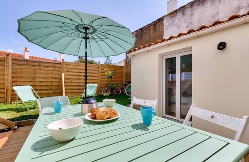 Chateau-d'Olonne House | Modern house for three – Terrace and garden