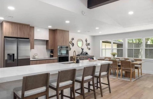Grand Prairie House | Modern house by ATT,6 flags-DFW-downtown Dallasnn