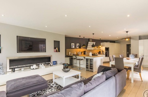 Pontorson Cottage | Modern house in Pontorson with heated pool